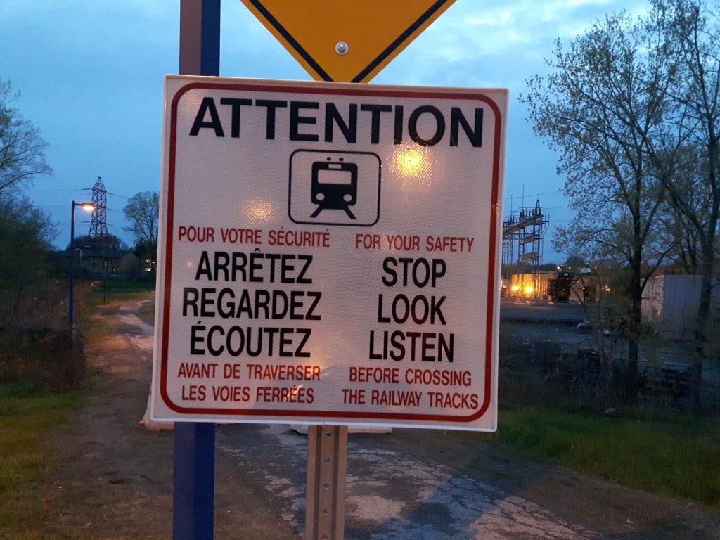 Messages et pictogrammes pour sensibiliser piétons à la sécurité pour traverser les voies à la gare Bois-Franc où un adolescent avait perdu la vie (Photo : jdv - Philippe Rachiele) Ahuntsic Cartierville Montréal St-Laurent train REM