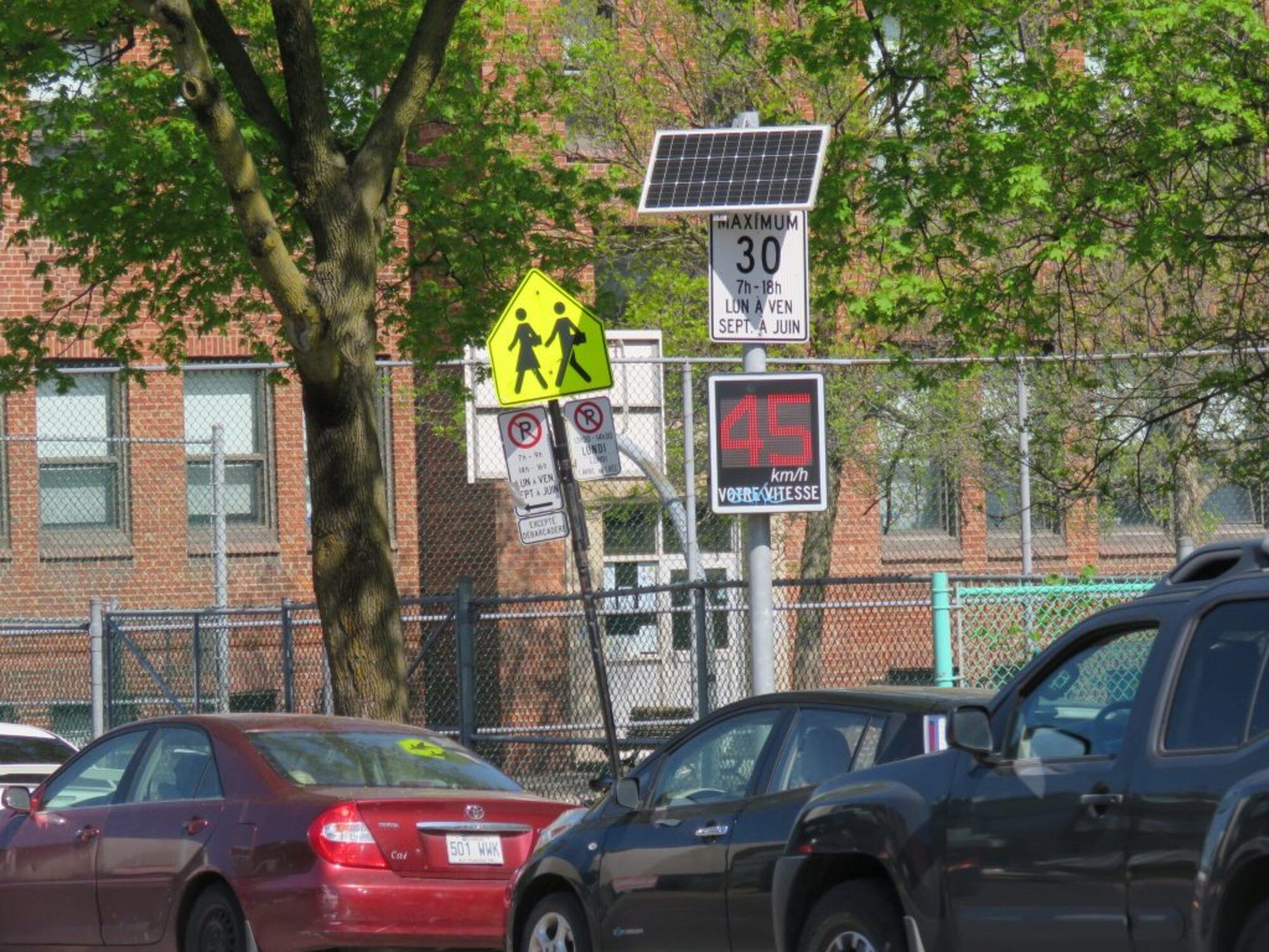 Afficheur de vitesse sur St-Laurent à l'école Ahuntsic. (Photo : Nicolas Brasseur) Ahuntsic-Cartierville Montréal