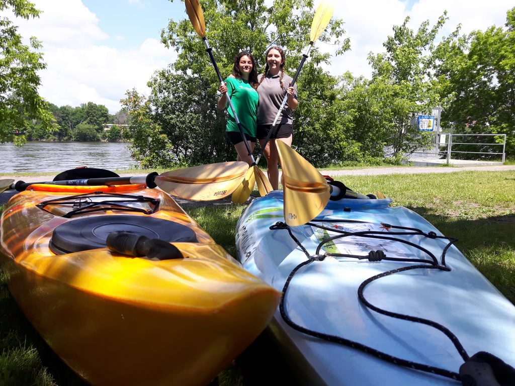 Shany et Gen de l'équipe de GUEPE vous attendent au site nautique au Parc Maurice-Richard au coin des rues Stanley Park et St-Hubert (Photo : jdv - Philippe Rachiele)