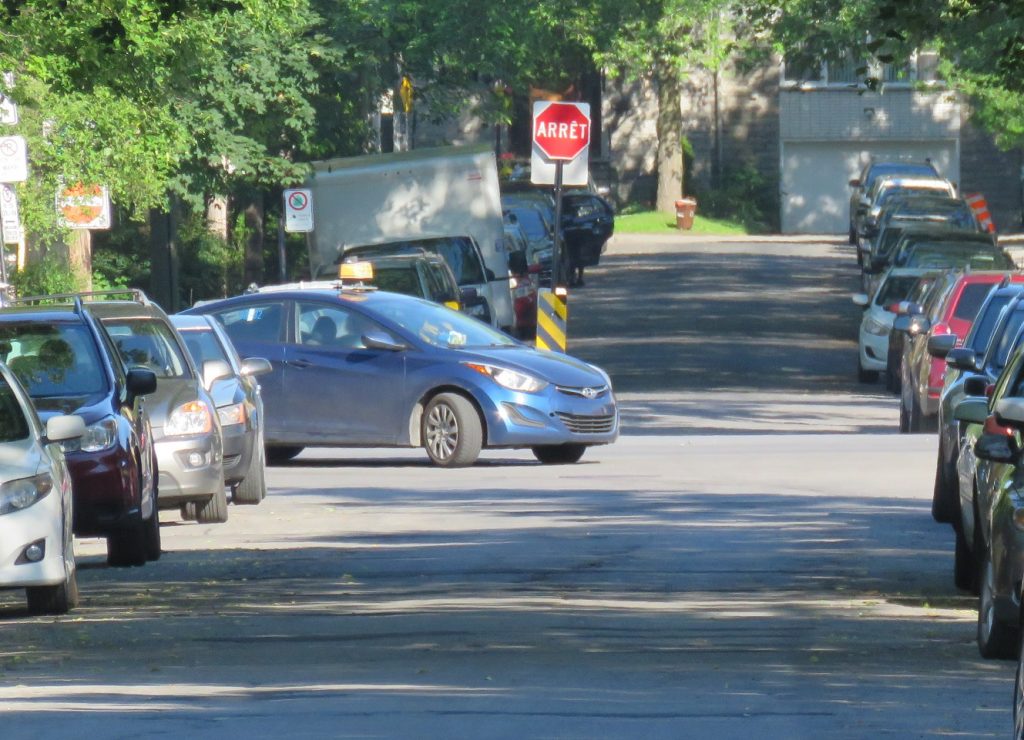 Photo prise à 8h38 le 2 juillet alors qu'il est interdit de virer sur Clark à partir d'Henri-Bourassa (Photo : jdv - P. Rachiele) circulation contravention clark Henri-Bourassa Ahuntsic Cartierville Montréal
