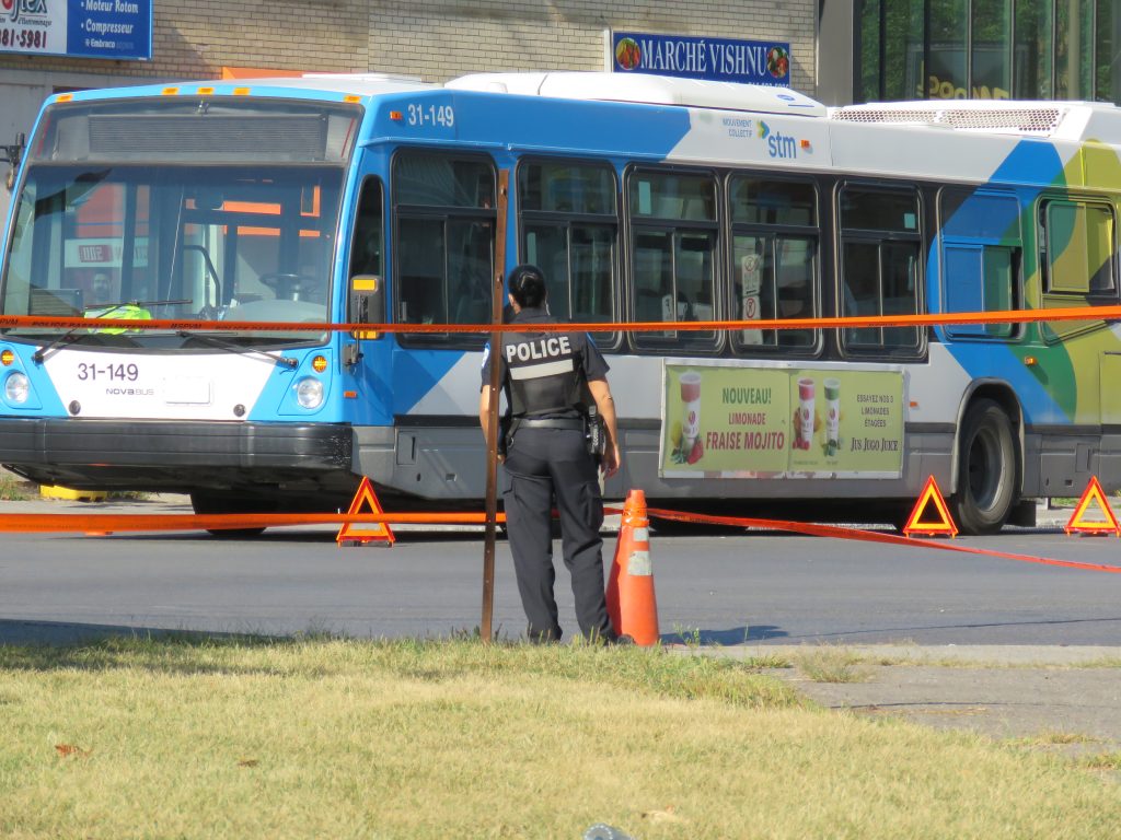 L'autobus en cause dans la collision avec une piétonne de 51 ans (Photo : jdv - Philippe Rachiele)