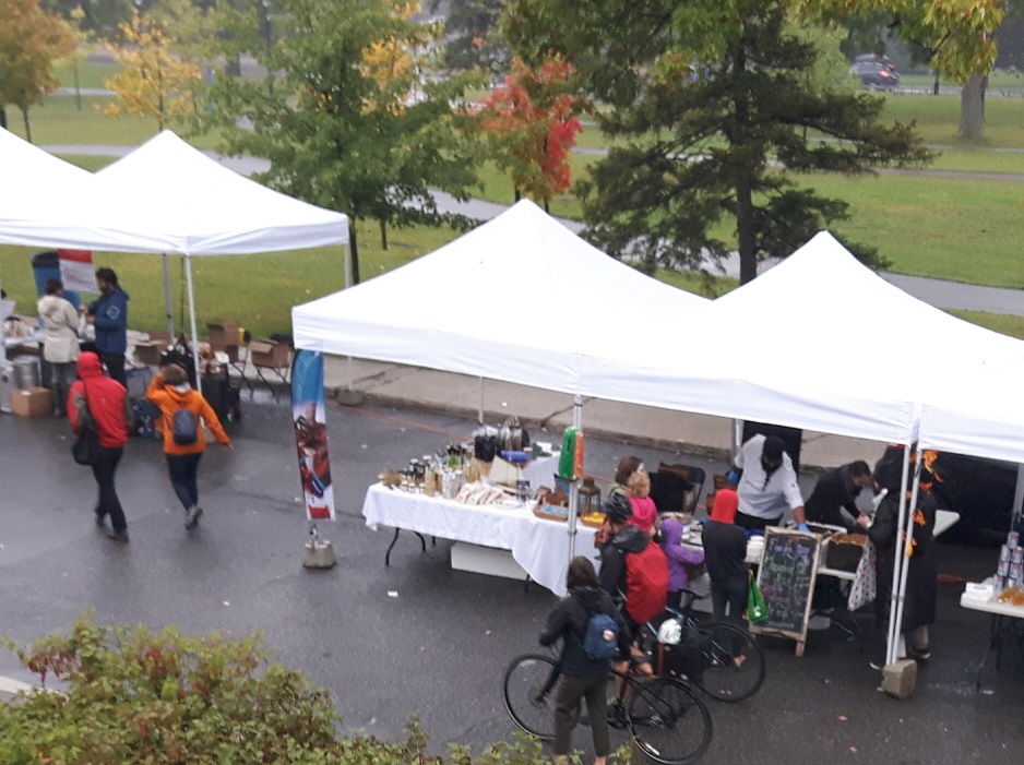 Malgré la pluie, plusieurs citoyens se sont déplacés au marché public du 28 septembre 2019 rue Basile-Routier (Photo : jdv - Philippe Rachiele)