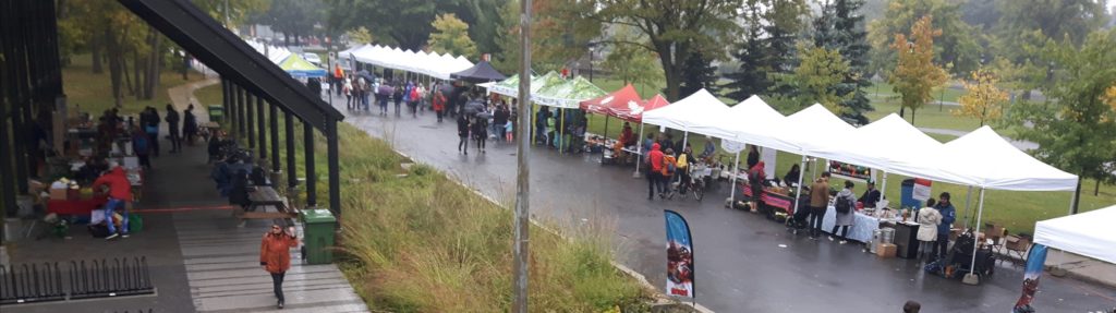 Malgré la pluie, plusieurs citoyens se sont déplacés au marché public du 28 septembre 2019 rue Basile-Routier (Photo : jdv - Philippe Rachiele)