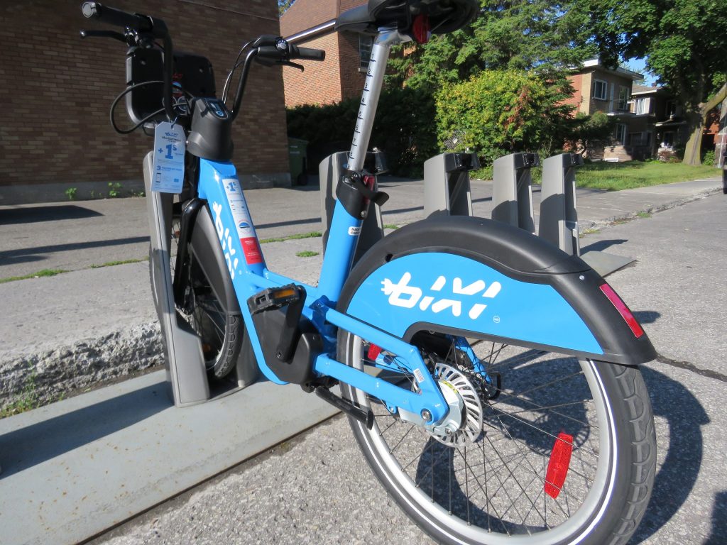 Un BIXI à assistance électrique reconnaissable à sa couleur bleue (Photo : jdv - P. Rachiele)