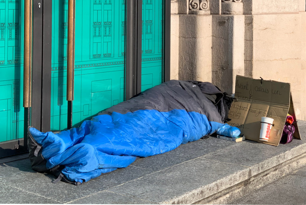 Un_sans-abri_dans_un_duvet_dans_le_centre-ville_de_Lausanne_(Suisse)