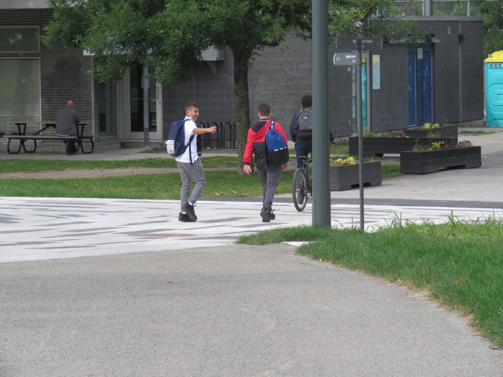 Élèves de Sophie-Barat passant dans le parc Frédéric-Back