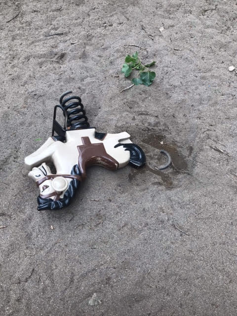 Cheval à ressort brisé, parc Nicolas-Viel