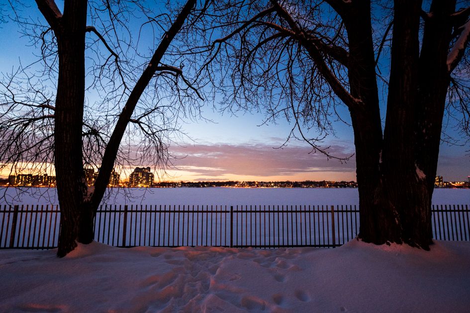 Rivière des Prairies gelée avec vue sur Laval