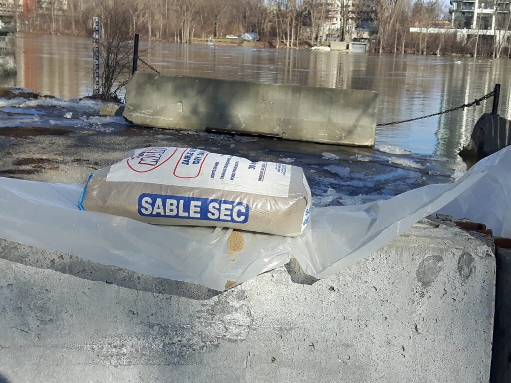 Barrage rue Notre-Dame-des-Anges Rivière des Prairies le 30 mars 2021 PR