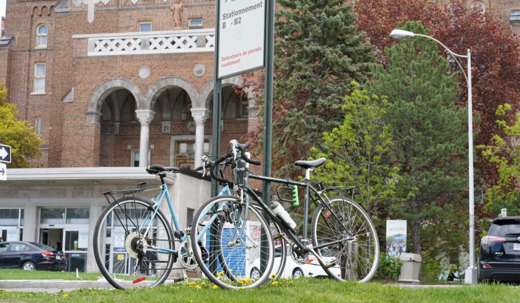 Vélo vérouillés devant l'entrée principale de l'Hôpital du Sacré-Coeur de Montréal