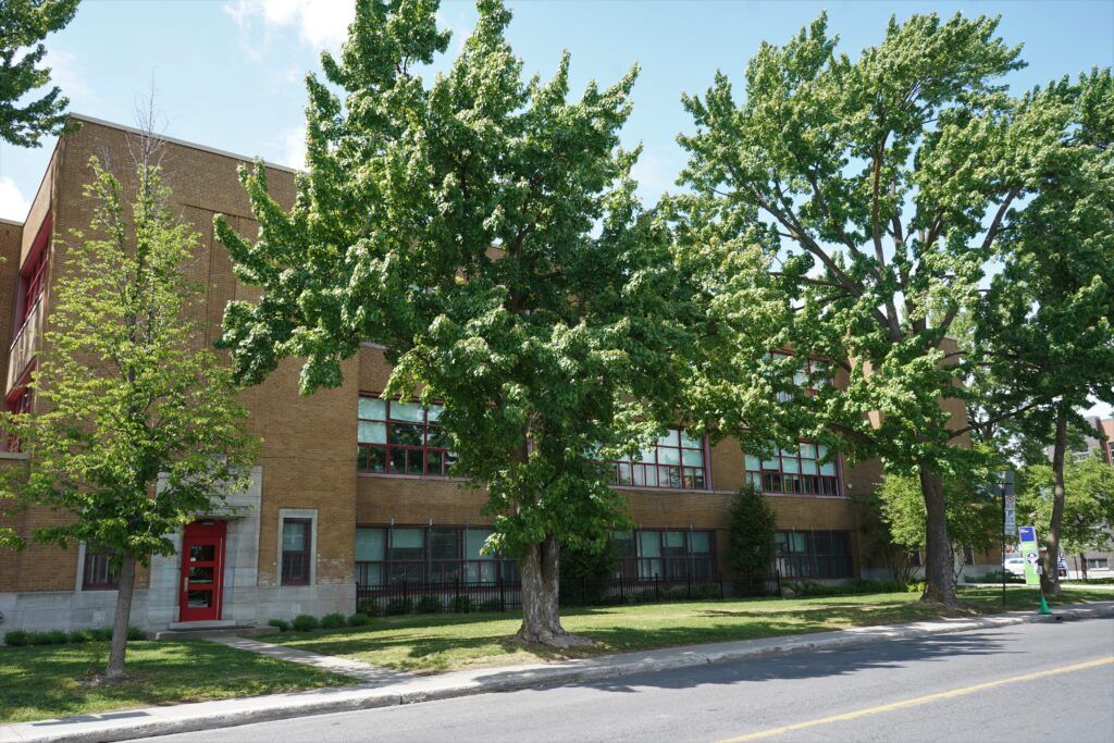 Le site situé en bordure de la rue Louvain côté nord, entre les rues Lajeunesse et Berri, correspond au débarcadère d'autobus de l'école Christ-Roi. (Photo JDV – François-Alexis Favreau)