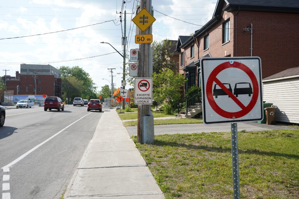 La circulation sur le boulevard O’Brien est perturbée par le chantier de la gare du ruisseau (REM), qui réduit le passage à niveau à deux voies au lieu de quatre en temps normal. (Photo JDV – François-Alexis Favreau)