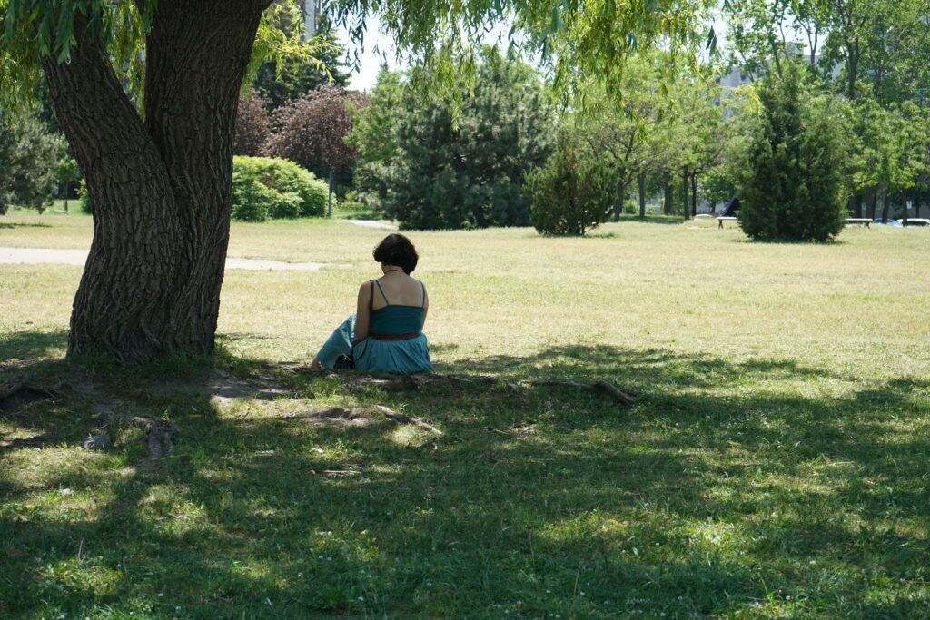Une habituée du parc profitant de l'ombre de son « arbre préféré » dans le parc Marcelin-Wilson. (Photo JDV – François-Alexis Favreau)