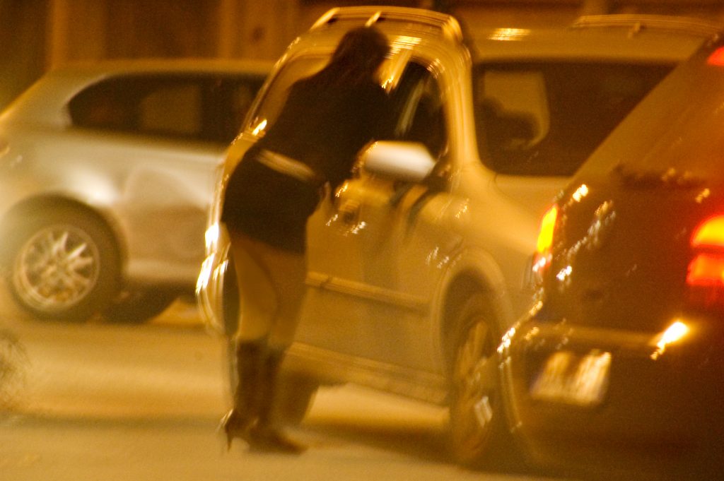 Prostituée négocie avec un client