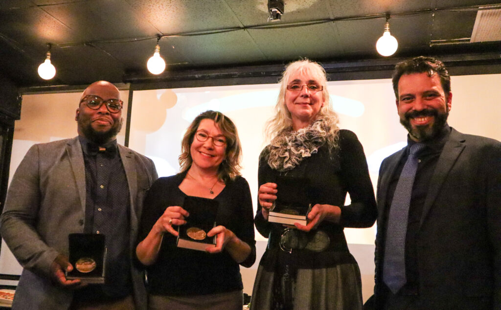 Le député Haroun Bouazzi remet trois médailles à des personnes engagées au sein de la circonscription Maurice-Richard