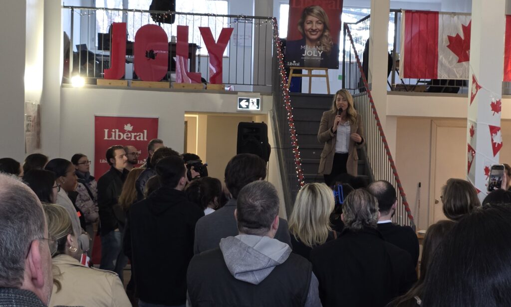Mélanie Joly dans son local de campagne sur la Promenade Fleury. Photo: JDV / Amine Esseghir