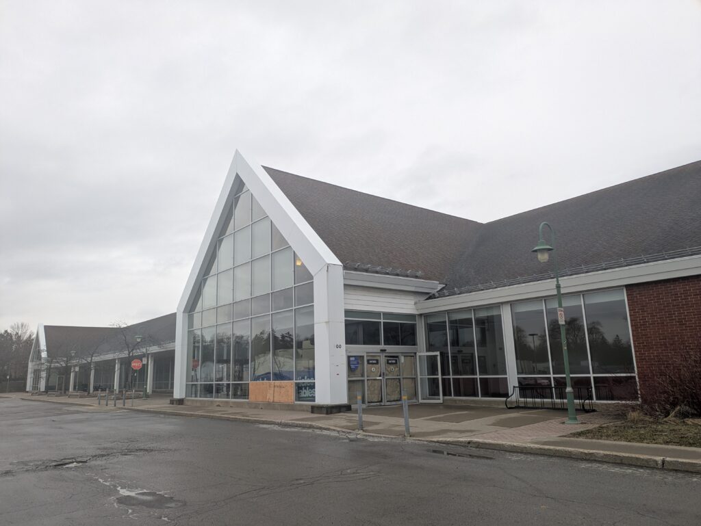 Bâtiment du vieux Loblaws désaffecté depuis 2016