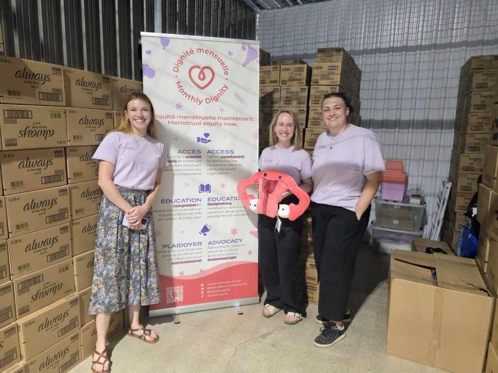 Hayley Newman-Petryshen, Clara Bolster-Foucault et Sophia Harman-Heath de Dignité mensuelle dans leur entrepôt à Ahuntsic. Produits mentsruels