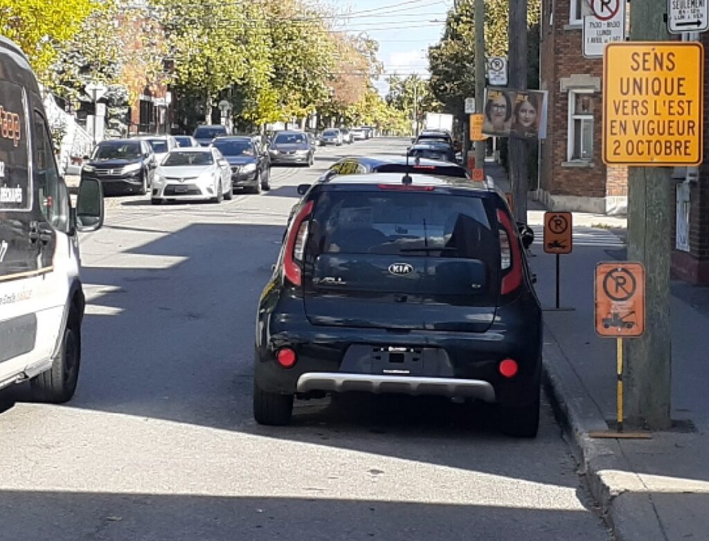 La rue Louvain fait partie de la sécurisation des pistes cyclables du secteur du Collège Ahuntsic appréciée par L'AMAAC (Photo : Philippe Rachiele, JDV, 29 septembre 2025)